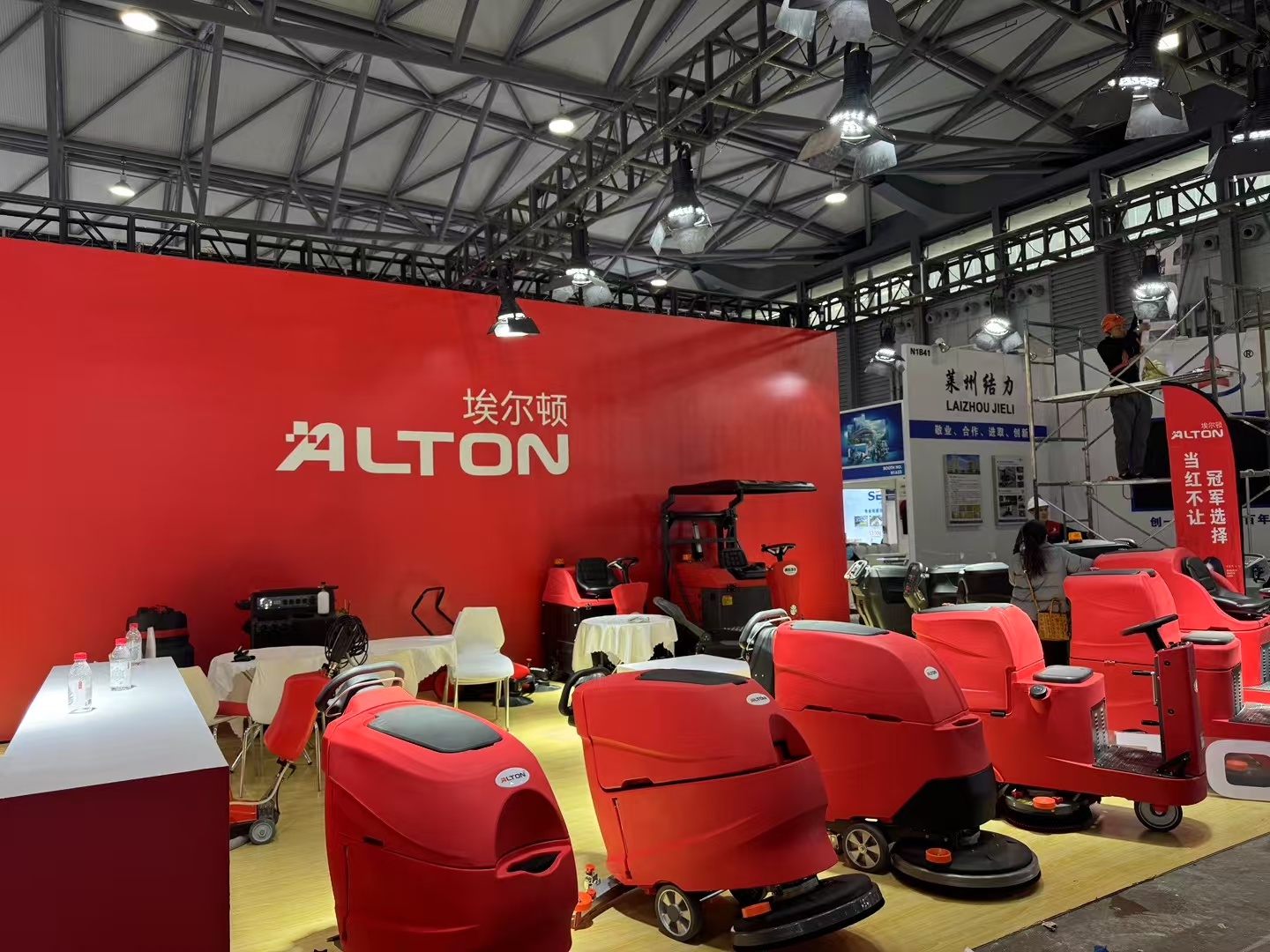 Nanjing Elton Intelligent Technology Shines at Shanghai CCE Exhibition, with Floor Washing Machines in The Spotlight