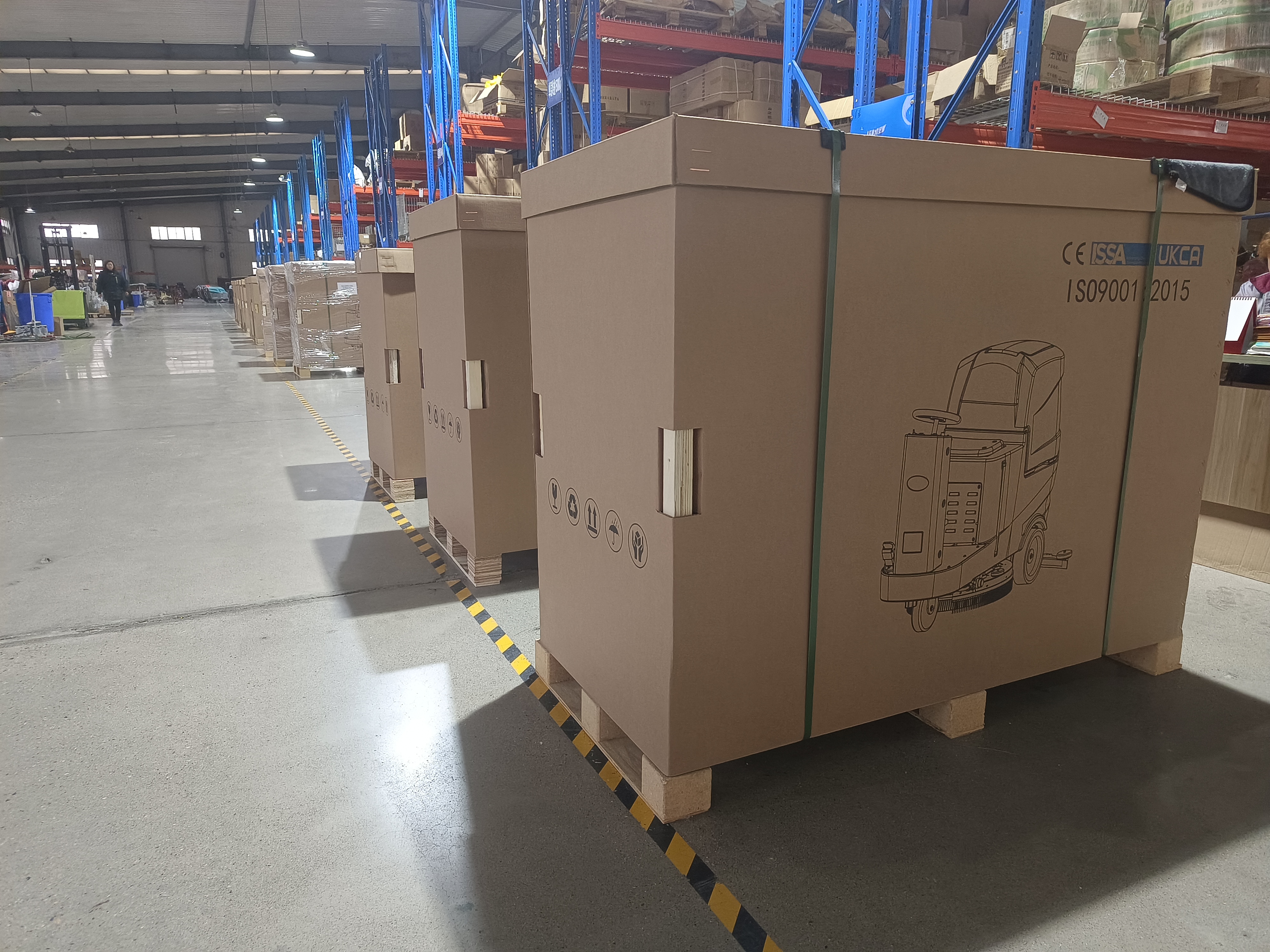 On January 14, 6pcs Floor Scrubber Machines Were Shipped To The Distributor